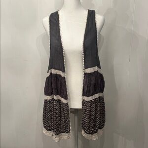easel Black and Cream Boho Crochet-Trim Open Vest